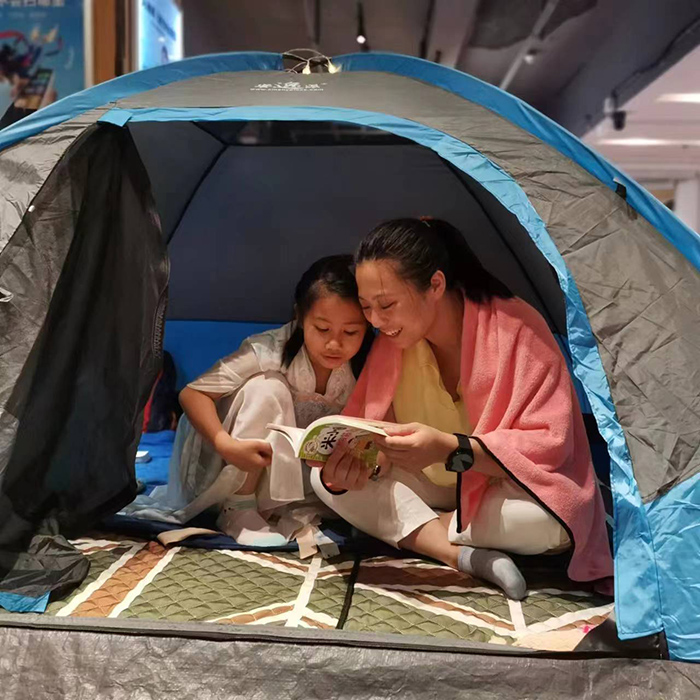 小讀者和家長在“書店奇妙夜”進行親子共讀