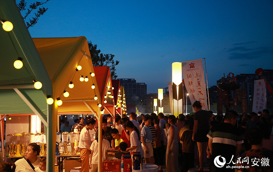 在谷阳广场上,当地近万居民前来看演出、品美食。人民网记者 陶涛摄