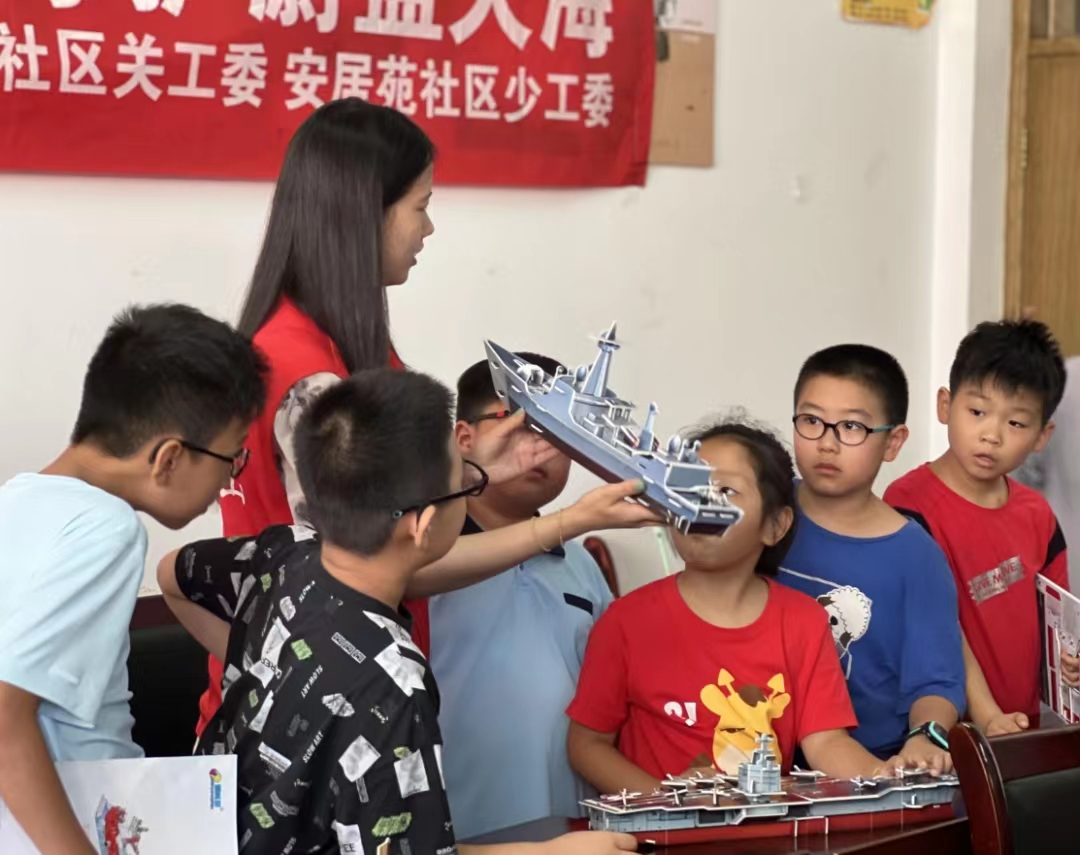 孩子们学习航海知识。