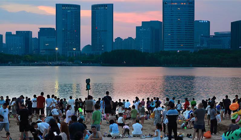 市民在天鵝湖嬉戲納涼。