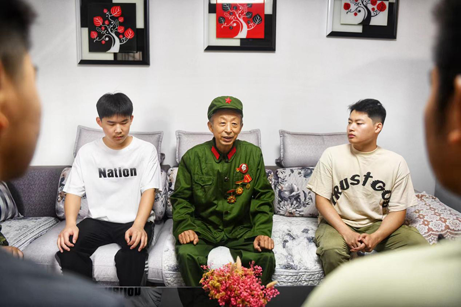 老兵为应征青年讲述当年的战斗经历。秦龙供图
