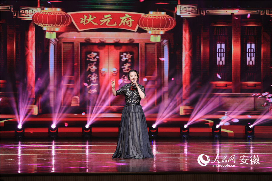 黄梅戏《谁料皇榜中状元》。人民网记者 王晓飞摄