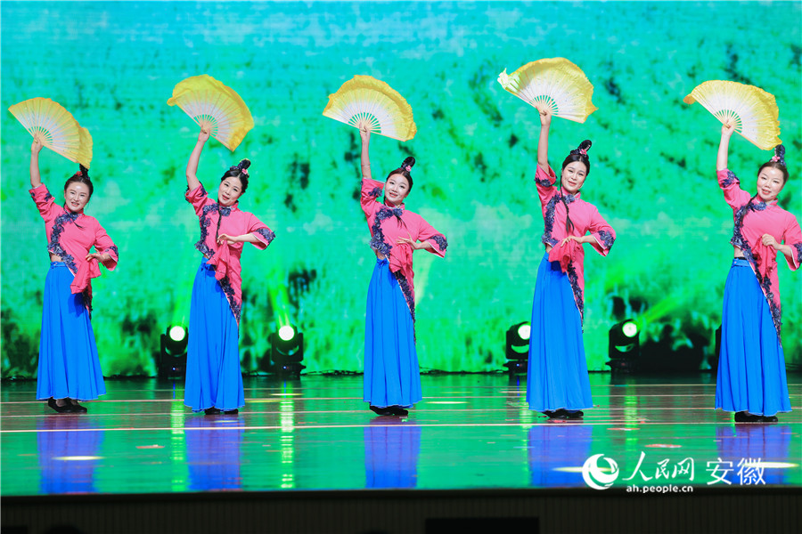 女声表演唱《乡村振兴欢乐多》。人民网记者 王晓飞摄