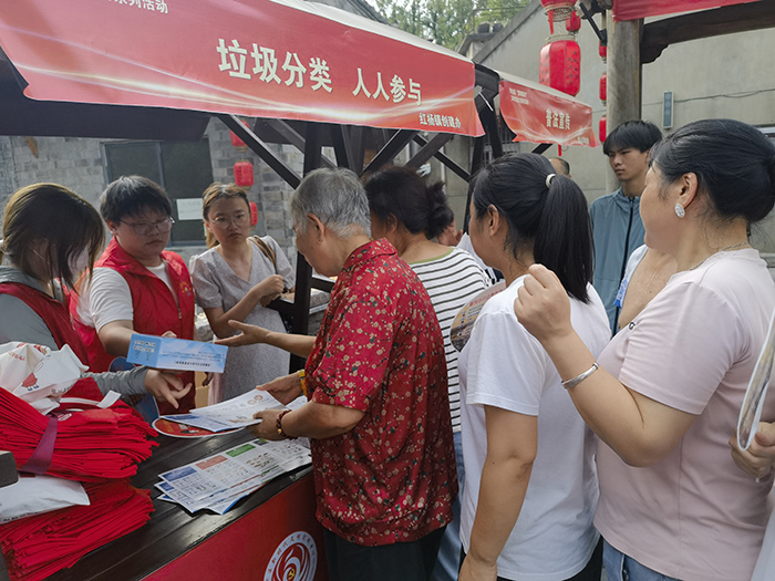 志愿者向大家发放垃圾分类宣传手册