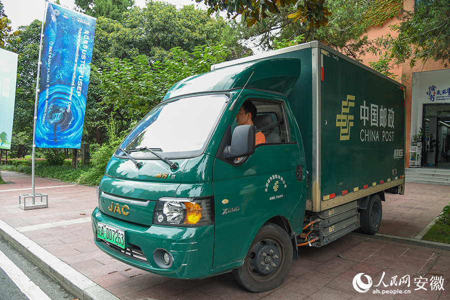 满载录取通知书的快递车准备驶离学校。人民网 李希蒙摄