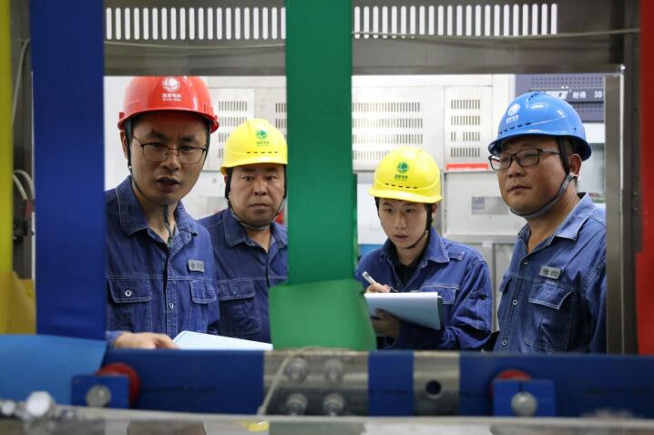 7月16日，電力員工正在榮聯尚東城小區檢查、驗收用電設施。張闖攝