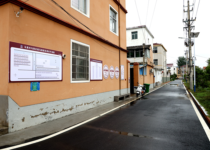 宁老庄镇农村整洁的沥青路面铺到了村民家门口，颍泉区宣传部供图。
