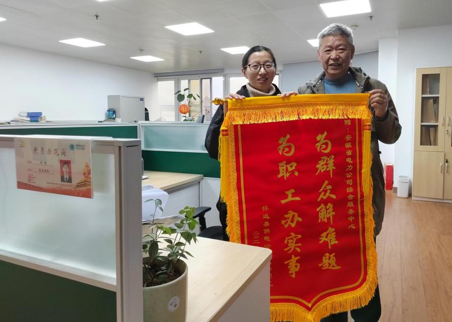 房女士的愛人給杜林（左）送來錦旗。李靜供圖