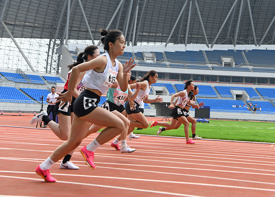女子高中组100米预赛。陈彬摄
