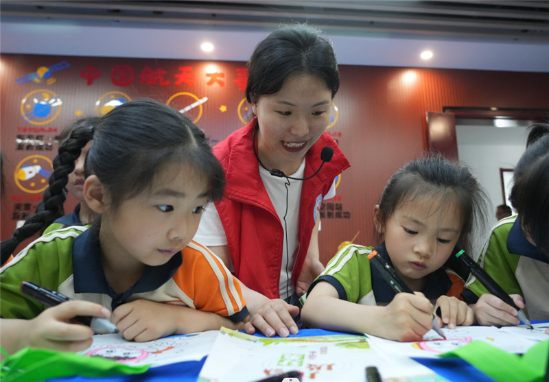 学生绘制环保手提布袋，倡导低碳绿色生活。蜀山区委宣传部供图