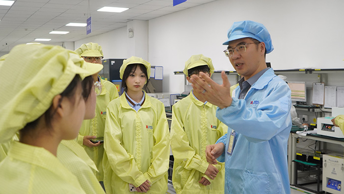 參賽省內高校參賽學子走進“一群三鏈”重點企業參觀宣傳企業發展。杜磊 攝