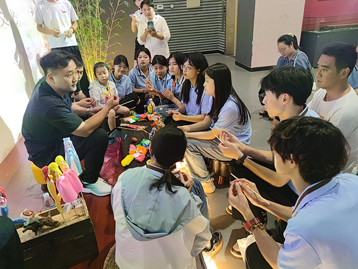 省內高校青年學子現場體驗部分烈山非遺的制作過程。杜磊攝