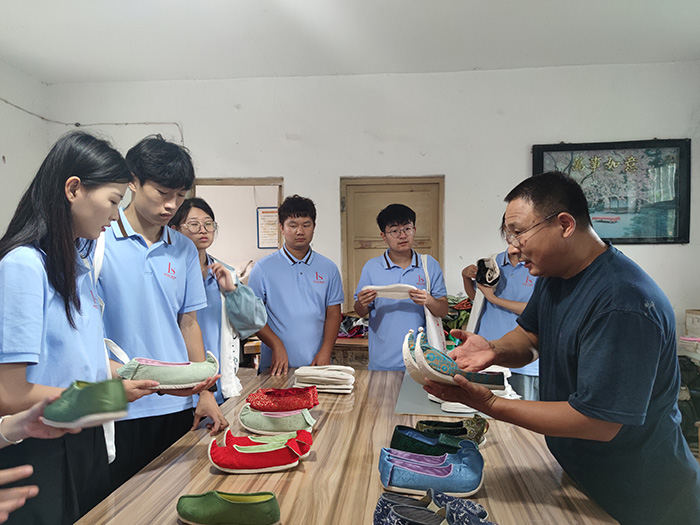 參賽省內高校青年學子實地參觀烈山非遺的制作過程。杜磊攝