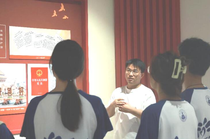 實踐隊員在紀念館學習包產到戶歷史。胡欣悅攝