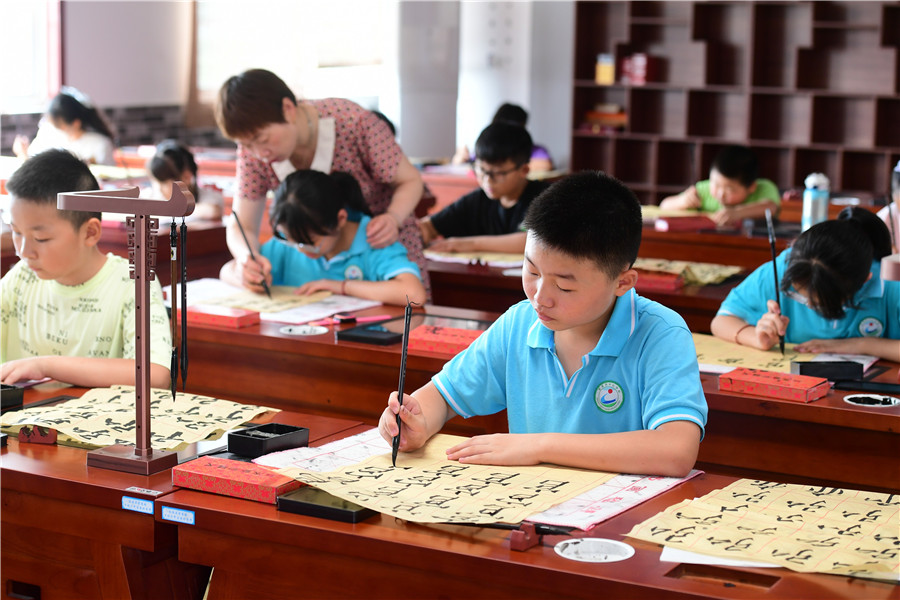 孩子们在合肥市肥西县紫蓬镇中心学校少年宫练习书法。肥西县委宣传部供图