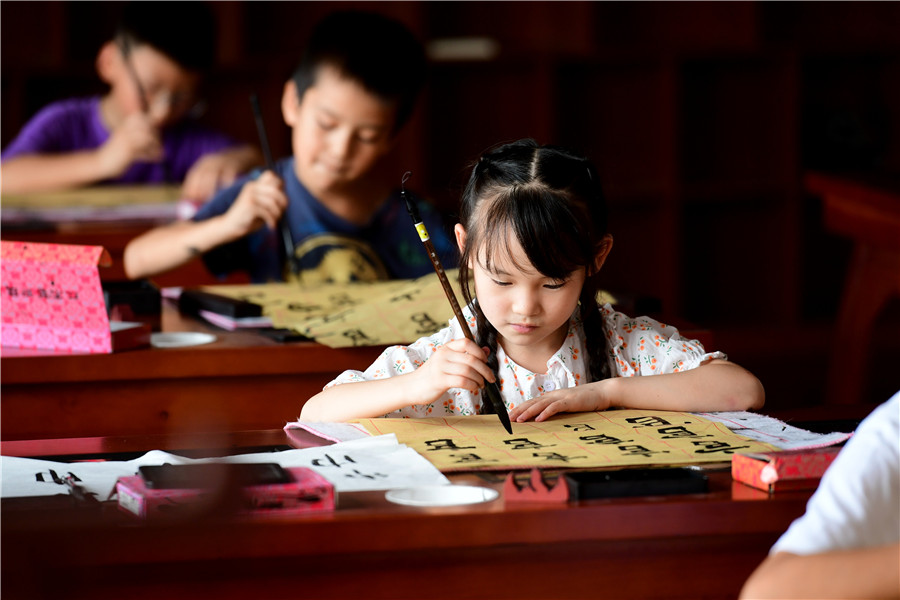 孩子们在合肥市肥西县紫蓬镇中心学校少年宫练习书法。肥西县委宣传部供图