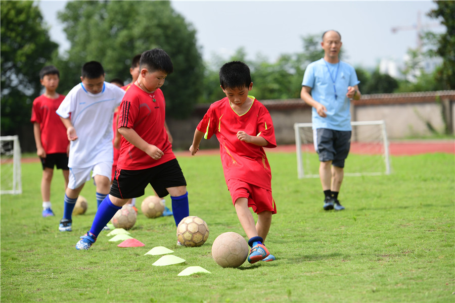 孩子们在合肥市肥西县紫蓬镇中心学校少年宫练习足球。肥西县委宣传部供图