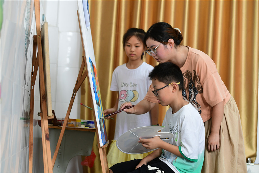 孩子们在合肥市肥西县紫蓬镇中心学校少年宫学习绘画。肥西县委宣传部供图
