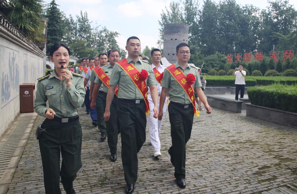 轉業軍士踏尋抗大紅色足跡。曹基攝