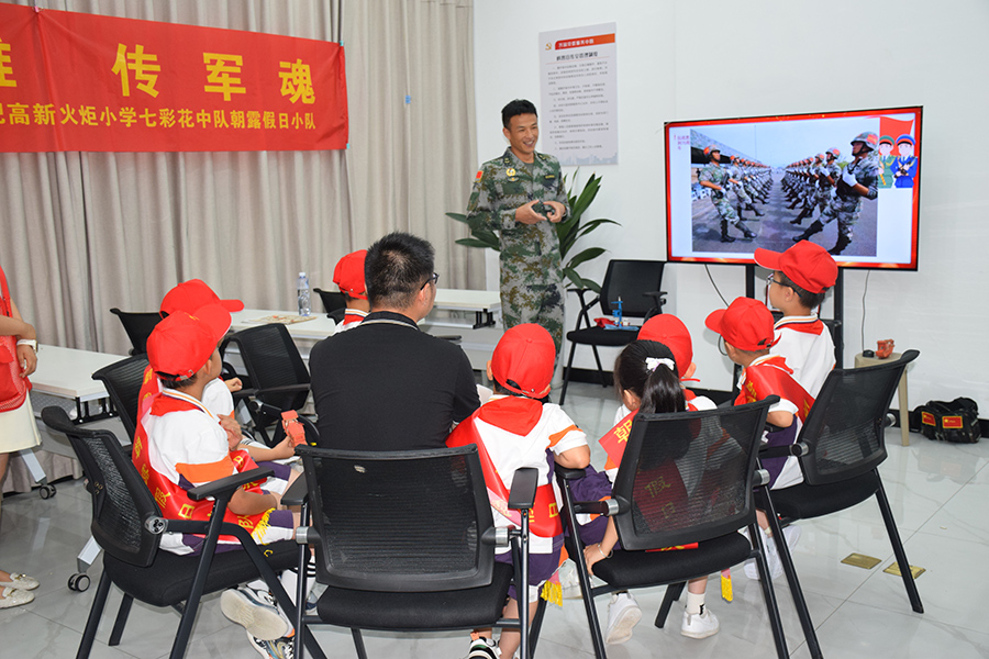 孩子們聆聽解放軍叔叔的軍旅事跡。王婷攝