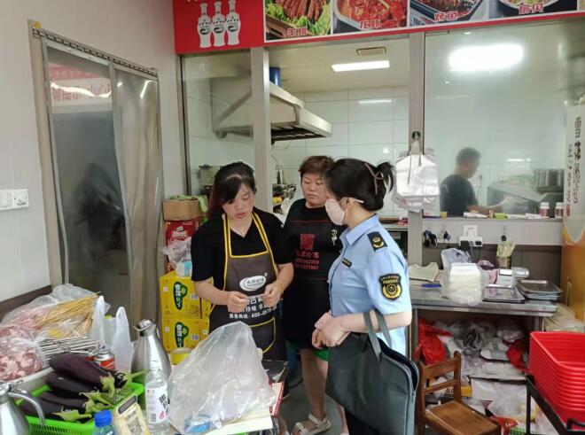 执法人员开展检查。芜湖经开区市场监管局供图