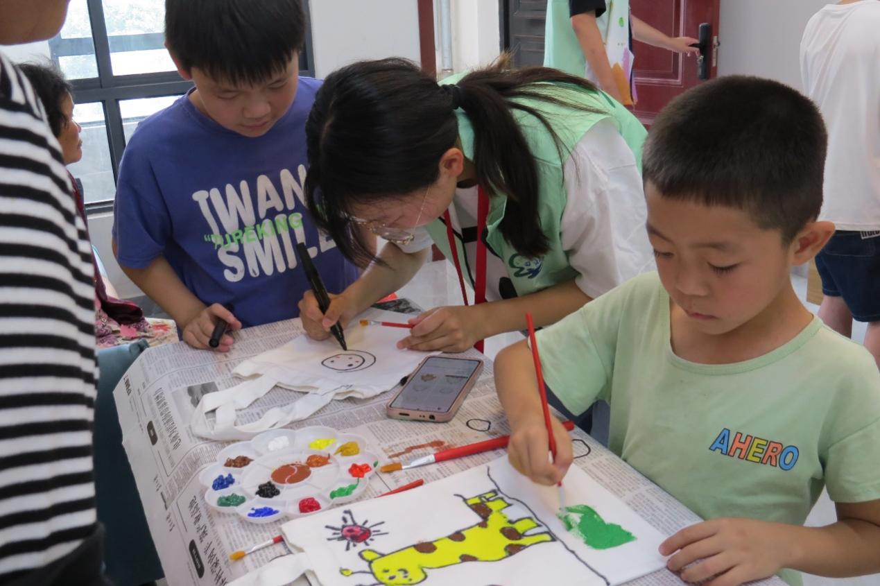 團隊成員正在教孩子們畫畫。吳明峻攝