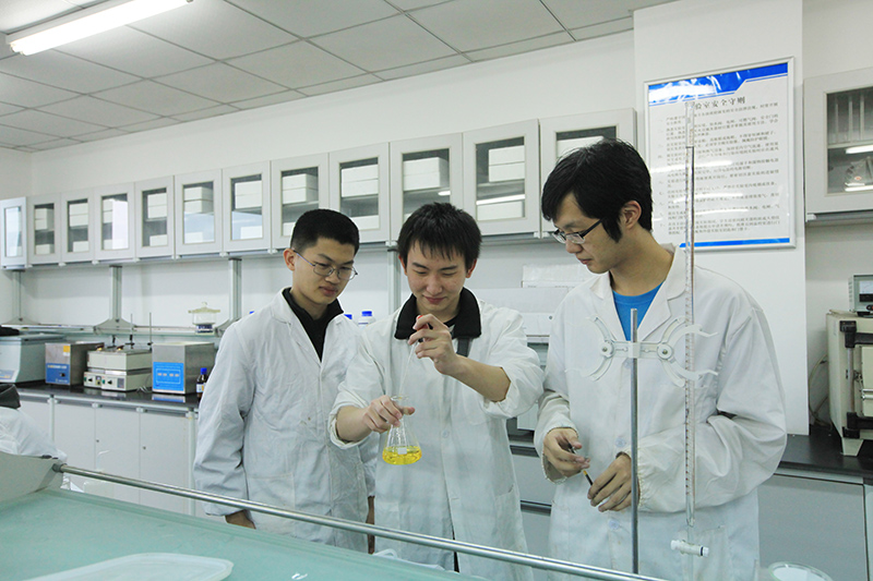 中国科大的学生正在做实验。中国科大供图
