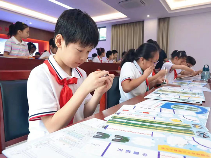 孩子们动手制作火箭模型。