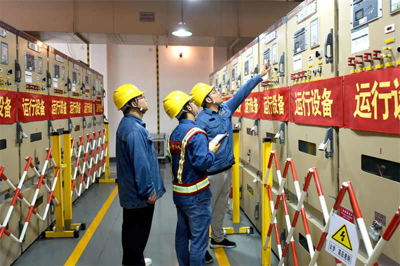 马鞍山供电公司工作人员在110千伏香樟变电站进行负荷转移。王强摄