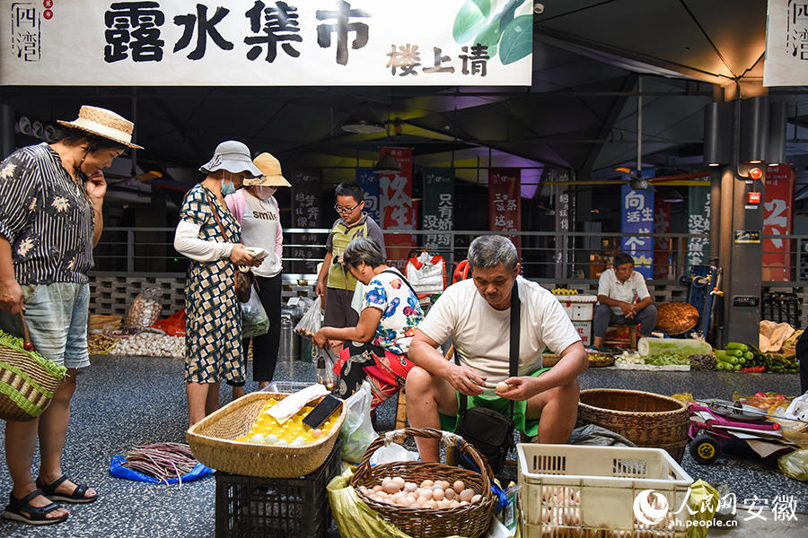 顧客在挑選購買菜品。人民網 李希蒙攝