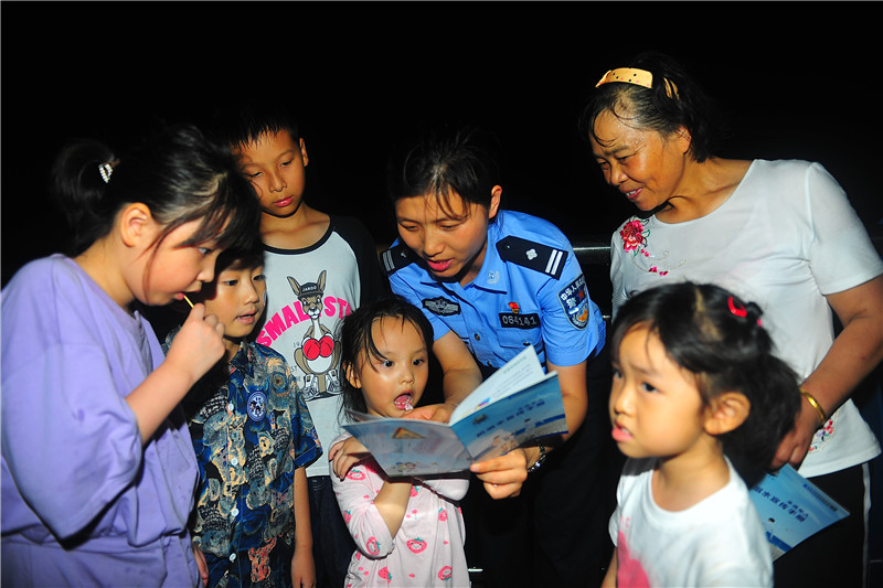 女警组成的安防知识宣传小分队。巢湖公安供图