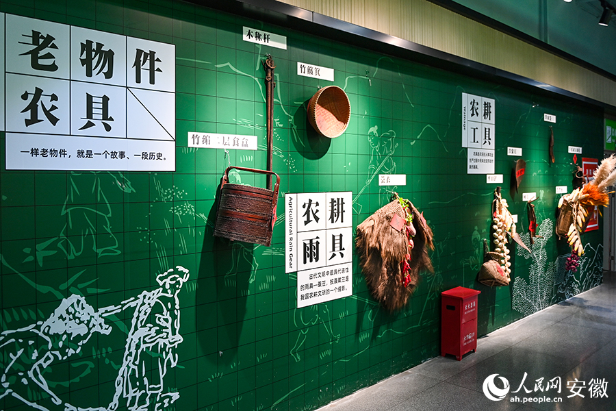 菜市场内的文化墙。人民网记者 苗子健摄