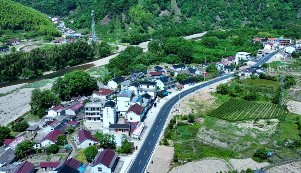 “四好农村路”通向诗和远方。泾县交通运输局供图