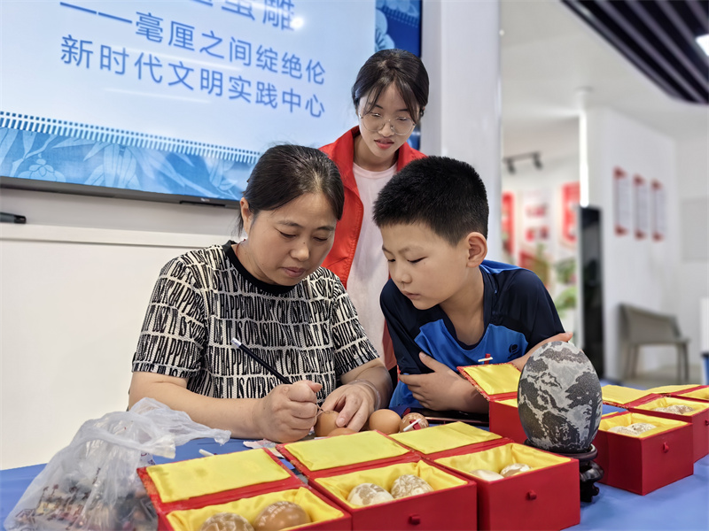 郭迎年在教孩子蛋雕。金小藝供圖