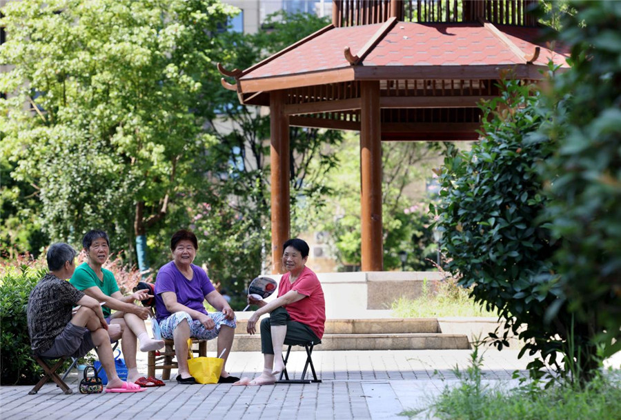 合肥市瑶海区钟油坊大郢城中村，老人们在休闲聊天。  解琛摄