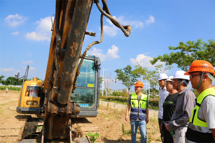 亳州高新區項目建設局工作人員在項目工地走訪。張重攝