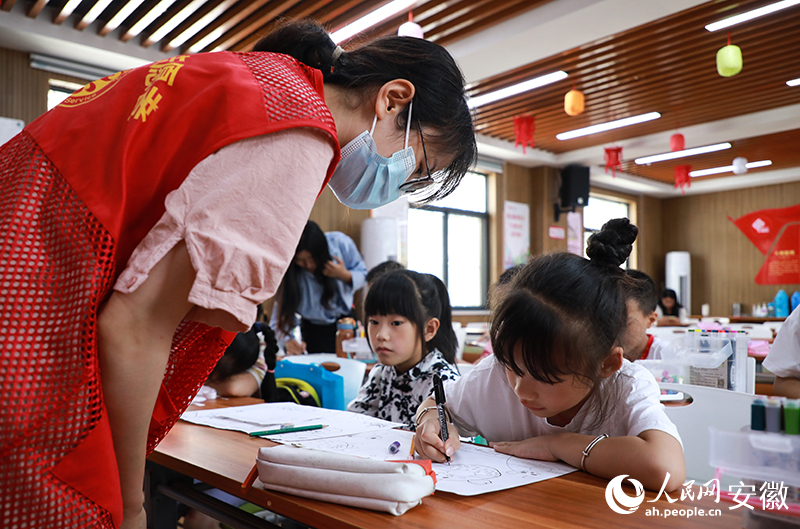 6愿者老师正在教授小朋友们绘画。人民网记者 陶涛摄
