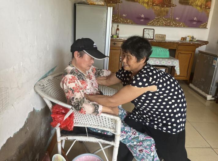 李金枝用行動詮釋著“孝老愛親”。閻然供圖