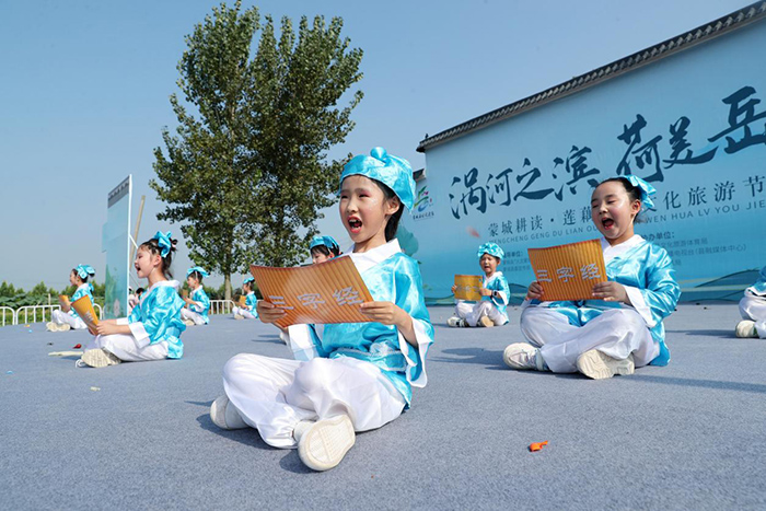 朗诵《三字经》节目。蒙城县岳坊镇供图