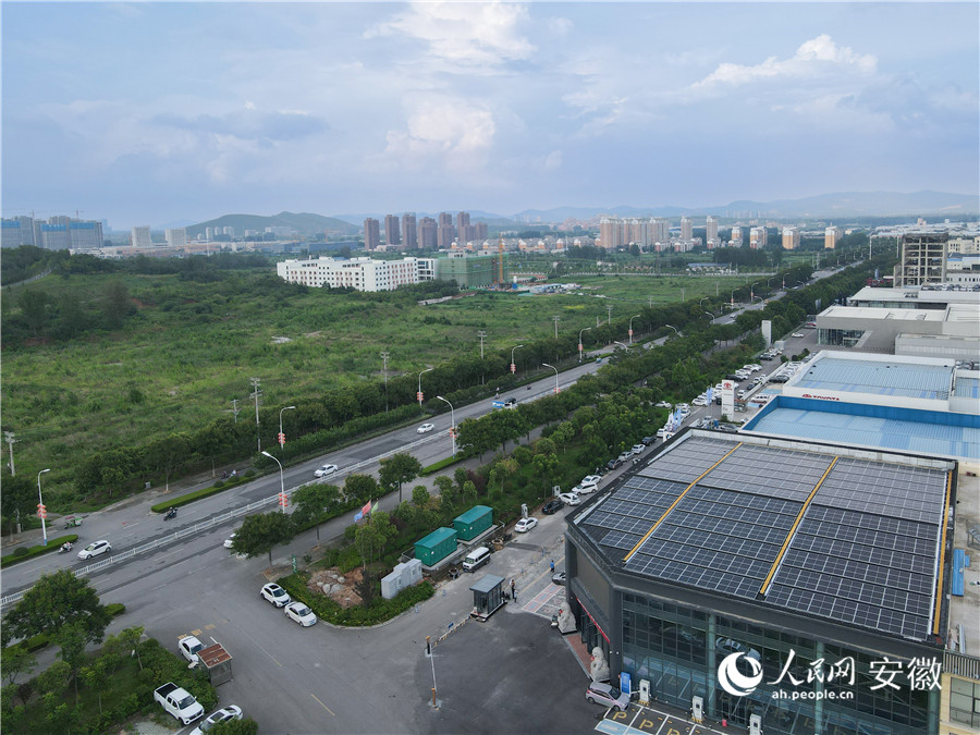 俯瞰淮北国购文化园内的“光储充换检”一体化项目。人民网记者 王晓飞摄