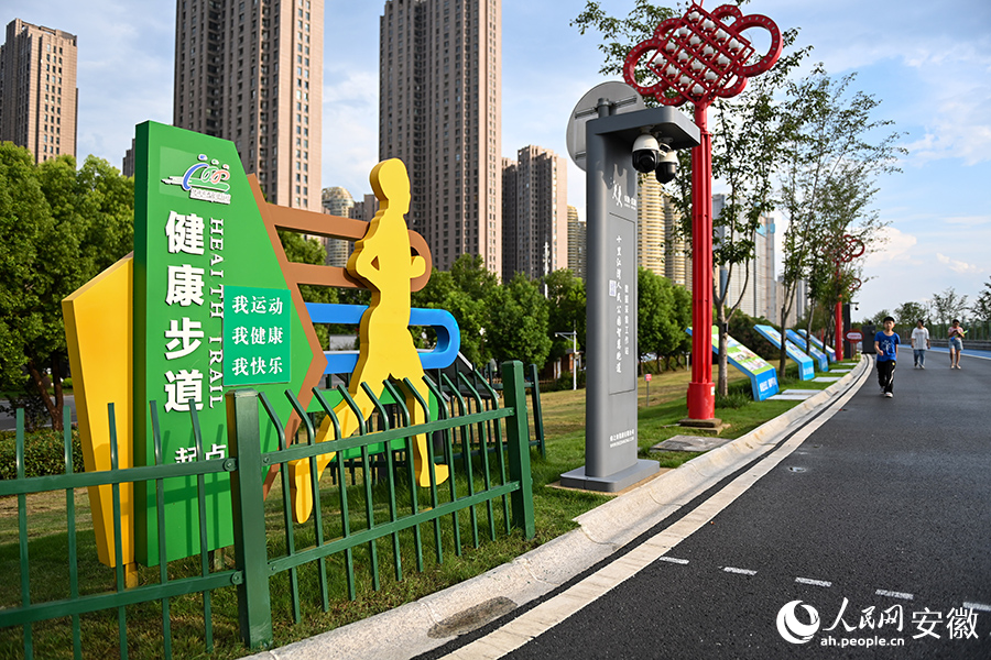 市民在十里江湾健康步道上运动。人民网记者 苗子健摄