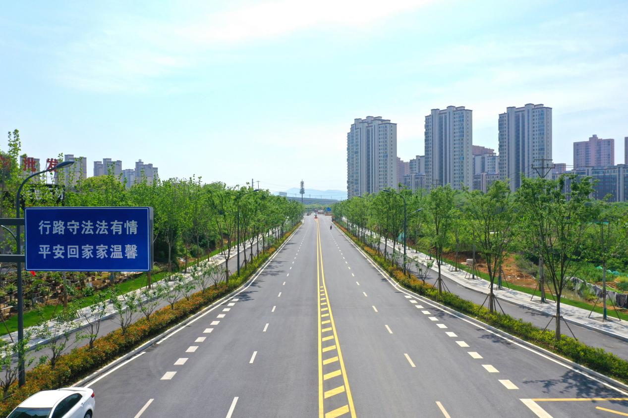 潜川路平整宽阔，黄白色交通标线格外醒目，笔直的道路向远处延伸。