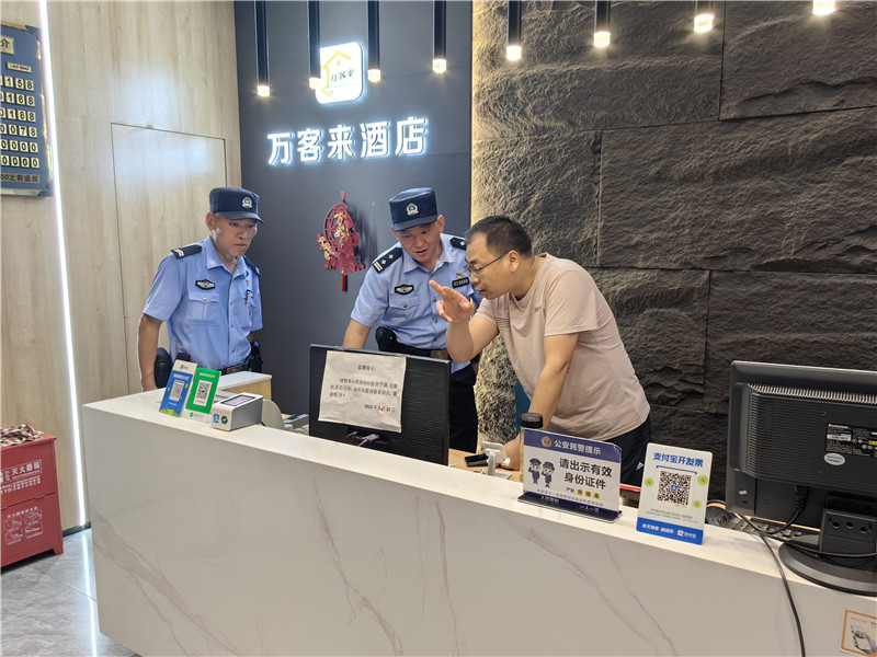 民警在辖区开展治安检查。大通警方供图