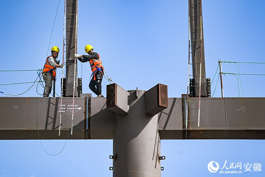 建设者在高空进行钢结构吊装作业。人民网记者 苗子健摄