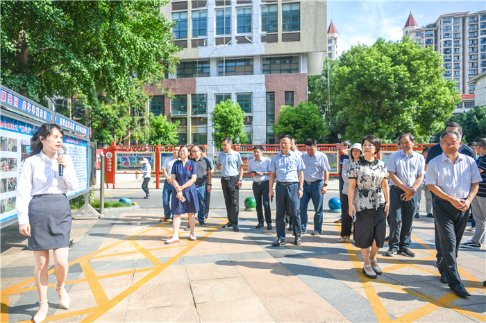 参观考察弋江区奥韵康城小区物业整治行成效。滁州市琅琊区宣宣传部供图