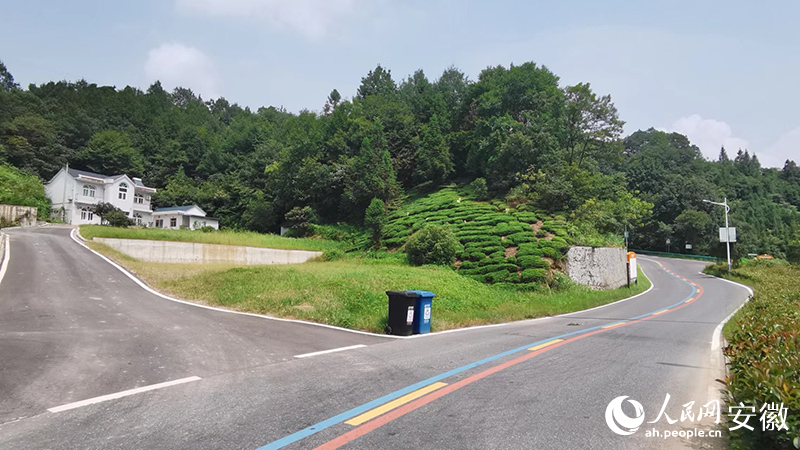 新修的公路蜿蜒向上。人民网 胡雨松摄