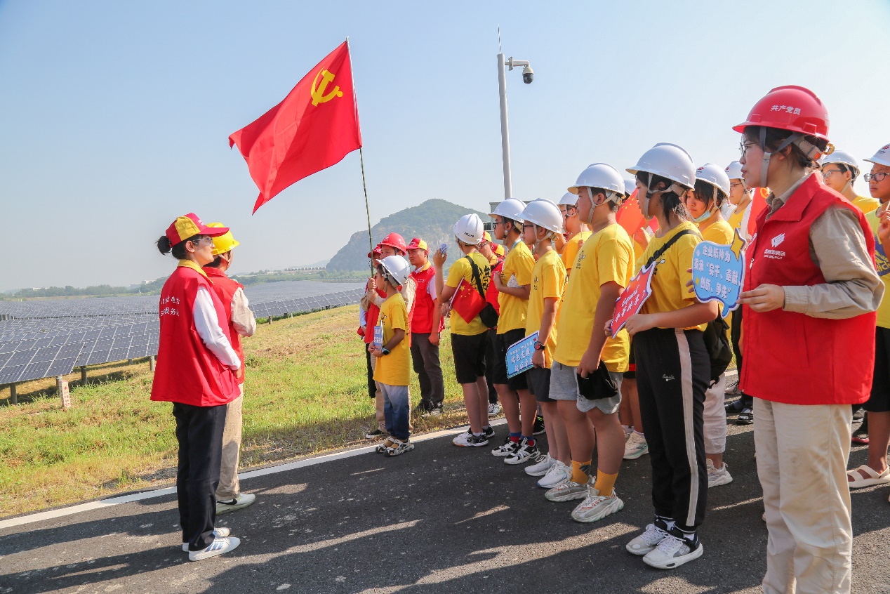 国能神皖马鞍山发电有限责任公司员工向孩子们介绍光伏电站。陶洋 摄