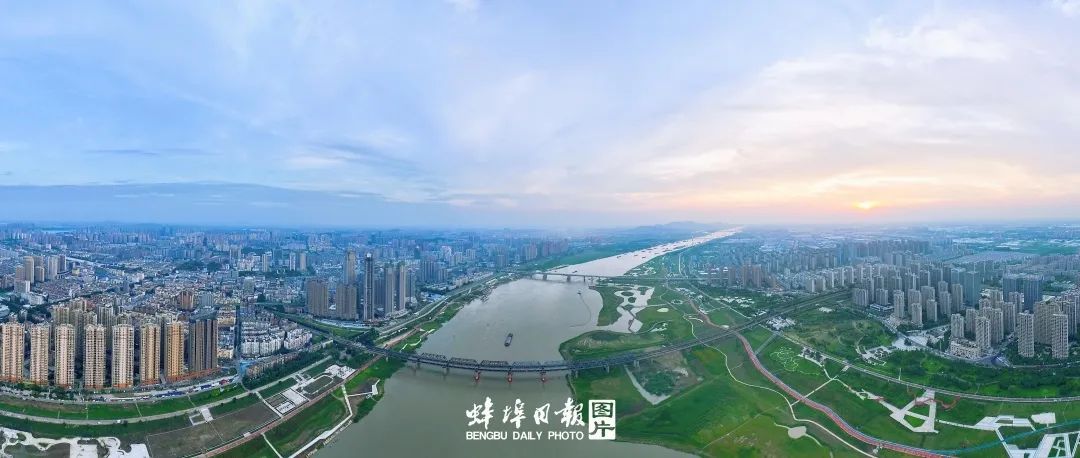   淮水清、淮畔绿，水美城绿喜煞人。（无人机照片） 融媒体记者 陈昂 摄