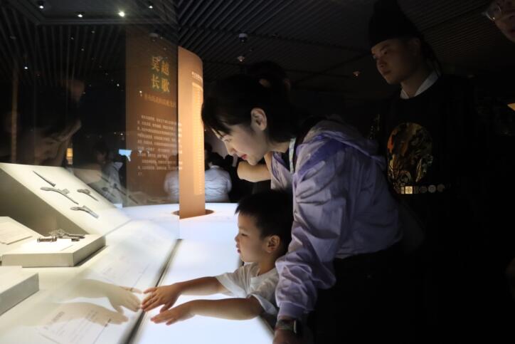 参观省博物院三星堆文明展。合肥市蜀山区笔架山街道供图