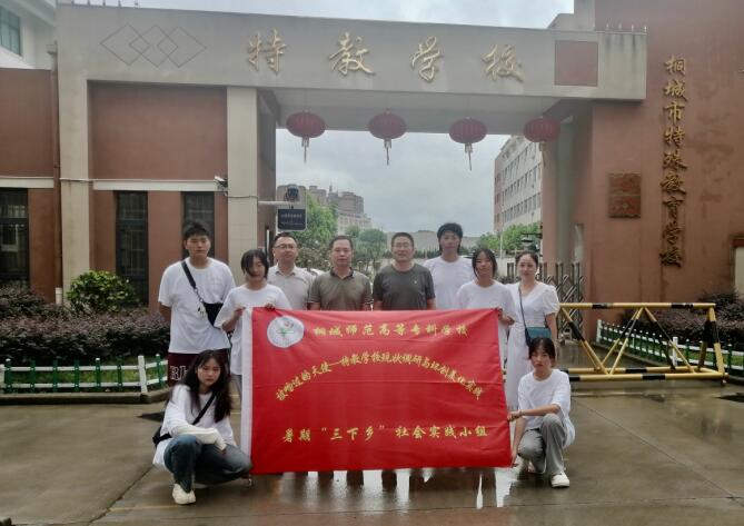 团队和指导老师合影。胡娟供图
